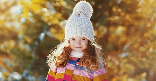 在雪白的背景下 冬天快乐地微笑着的小女孩 — 图库照片