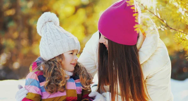 Portrait Mère Heureuse Petite Fille Enfant Jouant Hiver Sur Fond — Photo