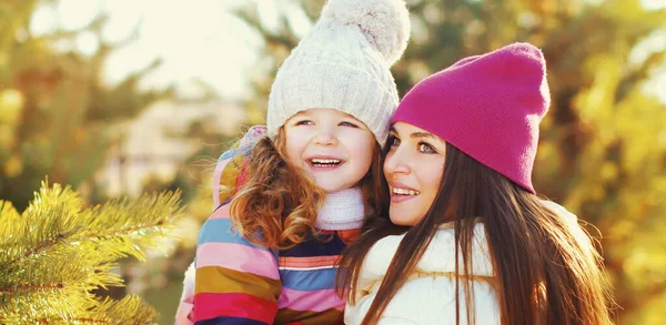 Retrato Mãe Feliz Criança Menina Brincando Inverno Sobre Fundo Nevado — Fotografia de Stock