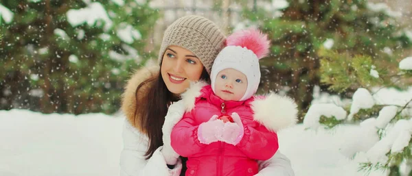 Portret Van Vrolijke Lachende Moeder Klein Kind Winter Dag Samen — Stockfoto