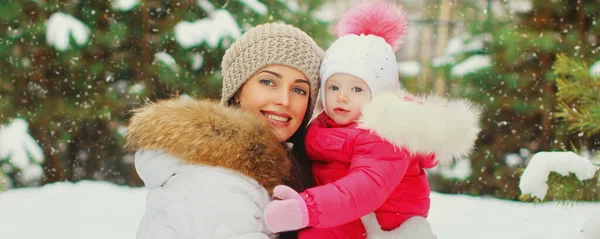 Portrait Mère Souriante Heureuse Petit Enfant Dans Journée Hiver Ensemble — Photo