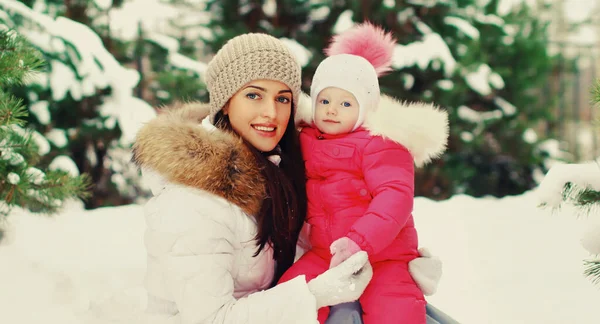 冬日里 在白雪的背景下 快乐的母亲和小孩在一起的画像 — 图库照片