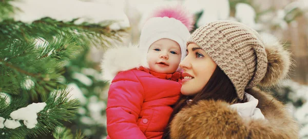 Retrato Feliz Madre Sonriente Niño Pequeño Día Invierno Juntos Sobre — Foto de Stock