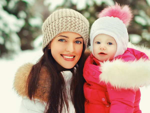 Portret Szczęśliwej Uśmiechniętej Matki Małego Dziecka Zimowy Dzień Razem Śnieżnym — Zdjęcie stockowe