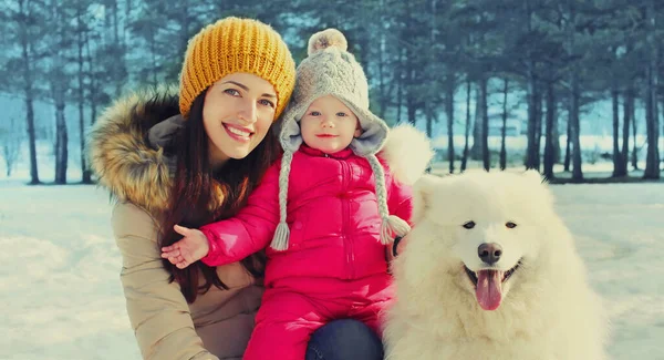 Porträtt Lycklig Mor Och Barn Med Vit Samojad Hund Vinterparken — Stockfoto