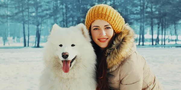 Portret Uśmiechniętej Młodej Właścicielki Białym Samoyedem Zimowym Parku — Zdjęcie stockowe