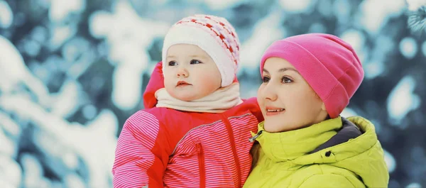 Portret Szczęśliwej Uśmiechniętej Matki Małego Dziecka Ubranych Kolorowe Ubrania Zimowy — Zdjęcie stockowe