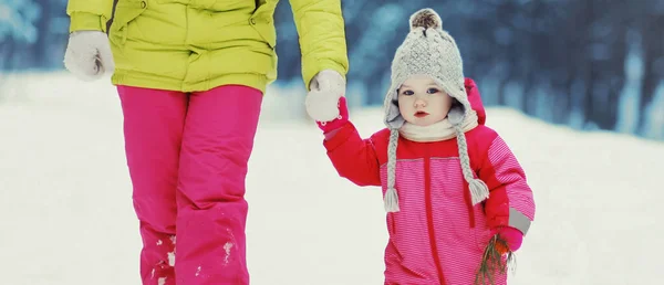 Mutlu Gülümseyen Anne Küçük Çocuğun Portresi Kışın Karlı Arka Planda — Stok fotoğraf