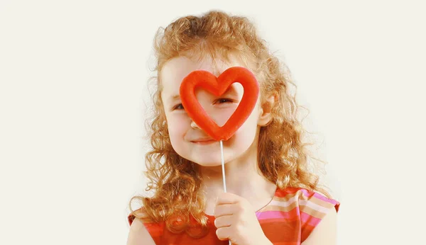 Retrato Cerca Niño Alegre Mirando Través Del Corazón Rojo Sobre —  Fotos de Stock