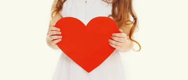 Primer Plano Las Manos Del Niño Sosteniendo Gran Corazón Rojo —  Fotos de Stock