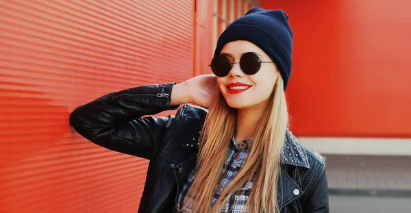 Retrato Mujer Joven Hermosa Sonriente Elegante Estilo Rock Negro Sobre —  Fotos de Stock