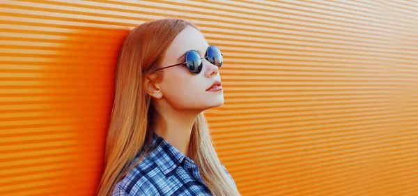 Portret Close Van Mooie Blonde Jonge Vrouw Stad Een Oranje — Stockfoto