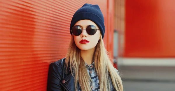 Retrato Mujer Joven Hermosa Con Estilo Rock Negro Sobre Fondo —  Fotos de Stock