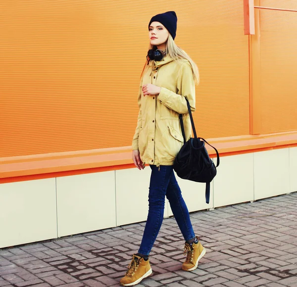 Elegante Mujer Rubia Joven Modelo Caminando Ciudad Sobre Fondo Naranja — Foto de Stock