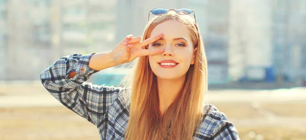 Retrato Cerca Feliz Sonriente Joven Rubia Aire Libre — Foto de Stock