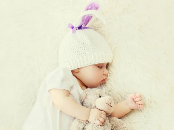 在家里一张白色的床上挂着甜宝宝和泰迪熊玩具睡觉的特写 — 图库照片