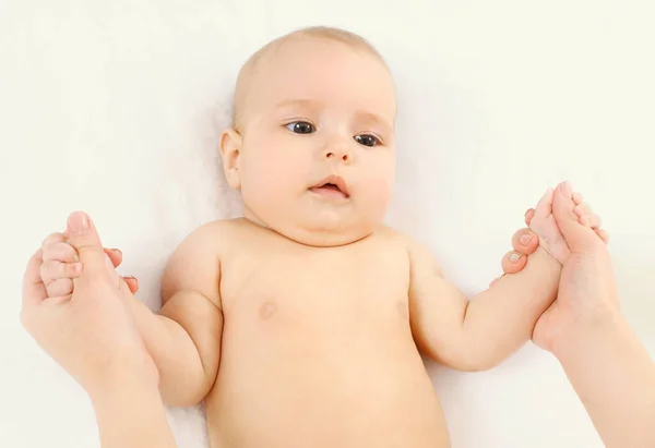 Close Mãe Massagem Seu Bebê Casa — Fotografia de Stock