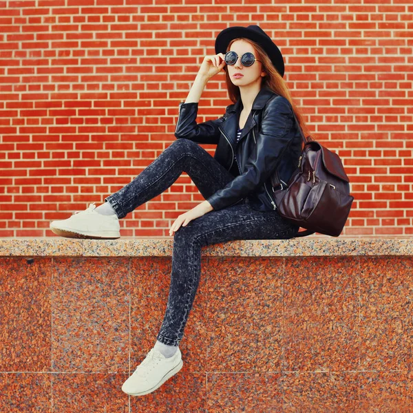 Retrato Elegante Modelo Mujer Joven Con Sombrero Redondo Negro Chaqueta — Foto de Stock