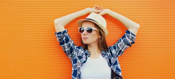 Retrato Mujer Joven Con Sombrero Paja Verano Camisa Aire Libre —  Fotos de Stock