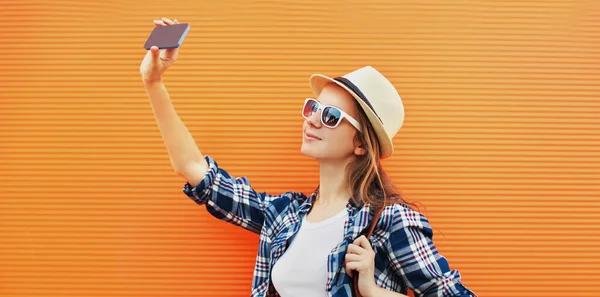 Imagen Verano Una Mujer Joven Tomando Foto Selfie Por Teléfono — Foto de Stock