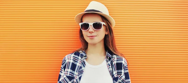 Retrato Jovem Mulher Vestindo Chapéu Palha Verão Camisa Livre — Fotografia de Stock