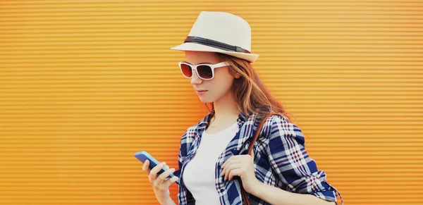 Retrato Mulher Olhando Para Telefone Usando Chapéu Verão Sobre Fundo — Fotografia de Stock