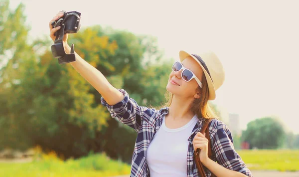 Letni Obraz Młodej Kobiety Robiącej Selfie Aparatem Świeżym Powietrzu — Zdjęcie stockowe