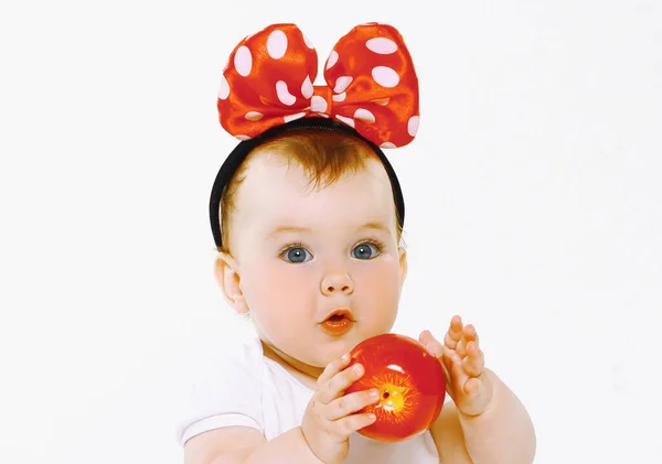 Retrato Cerca Bebé Lindo Con Arco Cabeza Sosteniendo Manzana Aislada —  Fotos de Stock