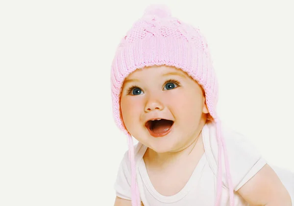 Retrato Cerca Bebé Riendo Usando Sombrero Punto Rosa Sobre Fondo — Foto de Stock