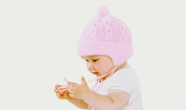 Beyaz Arka Planda Örülmüş Pembe Bir Şapka Takan Bebeğin Portresi — Stok fotoğraf