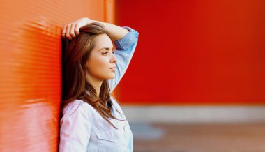 Şehirdeki güzel esmer kadının yaz portresi.