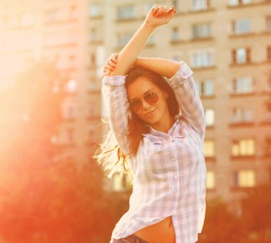 Şehirdeki güzel esmer kadının yaz portresi.