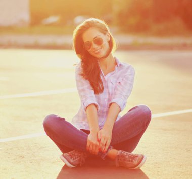 Yaz boyunca gülümseyen güzel bir genç kadın. Güneşli bir akşam.