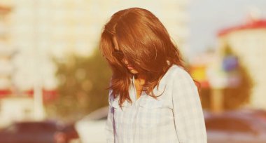 Şehirdeki güzel esmer kadının yaz portresi.