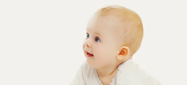 Portrait Nahaufnahme Eines Babys Das Vor Weißem Hintergrund Wegschaut — Stockfoto