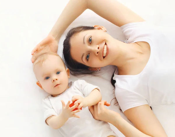 Portret Van Een Vrolijke Glimlachende Moeder Baby Samen Bed Familie — Stockfoto