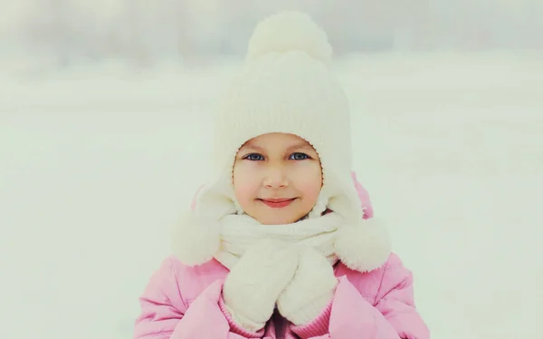 Porträtt Glad Leende Liten Flicka Barn Vintern Över Snöig Bakgrund — Stockfoto