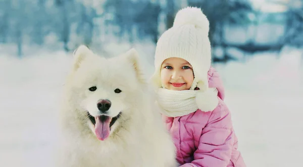 Portrait Enfant Souriant Heureux Avec Chien Samoyed Blanc Dans Parc — Photo