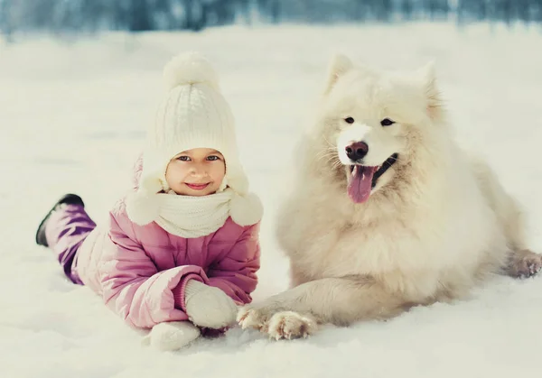 Porträtt Glada Leende Barn Med Vit Samojerad Hund Vinterparken — Stockfoto