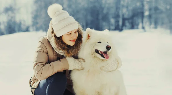 Portrait Happy Smiling Young Woman Owner White Samoyed Dog Winter — Stock Photo, Image