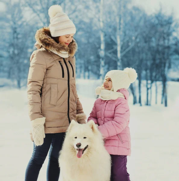 Porträtt Lycklig Mor Och Barn Med Vit Samojad Hund Vinterparken — Stockfoto