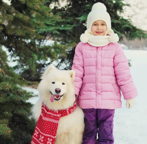 Porträtt Glada Leende Barn Med Vit Samojerad Hund Vinterparken — Stockfoto