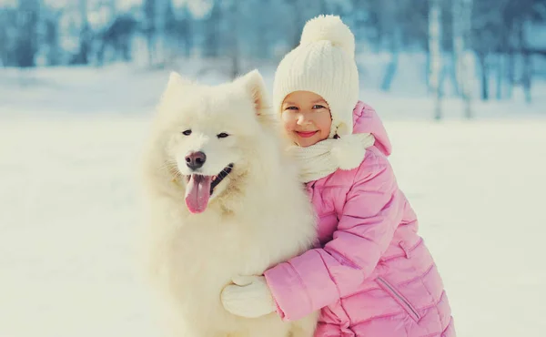 Πορτρέτο Του Χαρούμενος Χαμογελαστό Παιδί Λευκό Σκυλί Samoyed Στο Πάρκο — Φωτογραφία Αρχείου