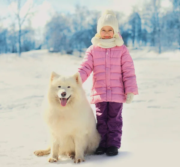Retrato Criança Sorridente Feliz Com Cão Samoyed Branco Parque Inverno — Fotografia de Stock