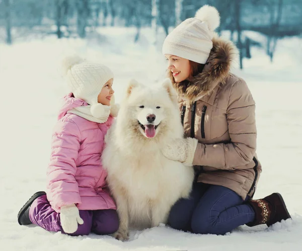 Portret Van Gelukkige Moeder Kind Met Witte Samoyed Hond Winterpark — Stockfoto
