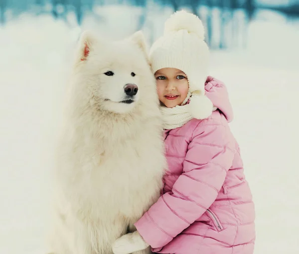 Παιδί Λευκό Σκυλί Samoyed Πόδια Χιονισμένο Χειμερινό Πάρκο — Φωτογραφία Αρχείου