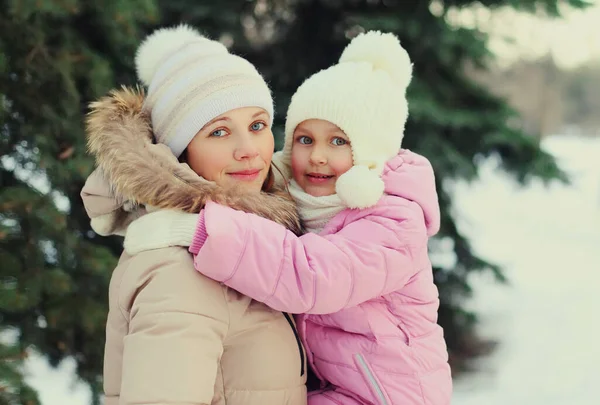 Retrato Mãe Sorridente Feliz Criança Pequena Dia Inverno Sobre Fundo — Fotografia de Stock