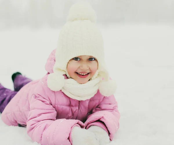 Portrait Enfant Heureux Souriant Couché Sur Neige Pendant Journée Hiver — Photo