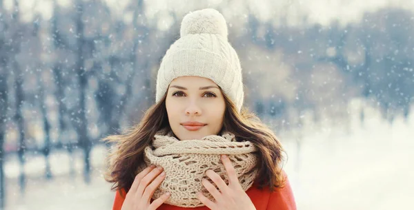 Kışın Atkı Kırmızı Ceket Giyen Güzel Esmer Kadının Portresi — Stok fotoğraf