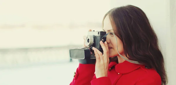 Ritratto Giovane Fotografa Donna Con Cinepresa Vintage All Aperto — Foto Stock